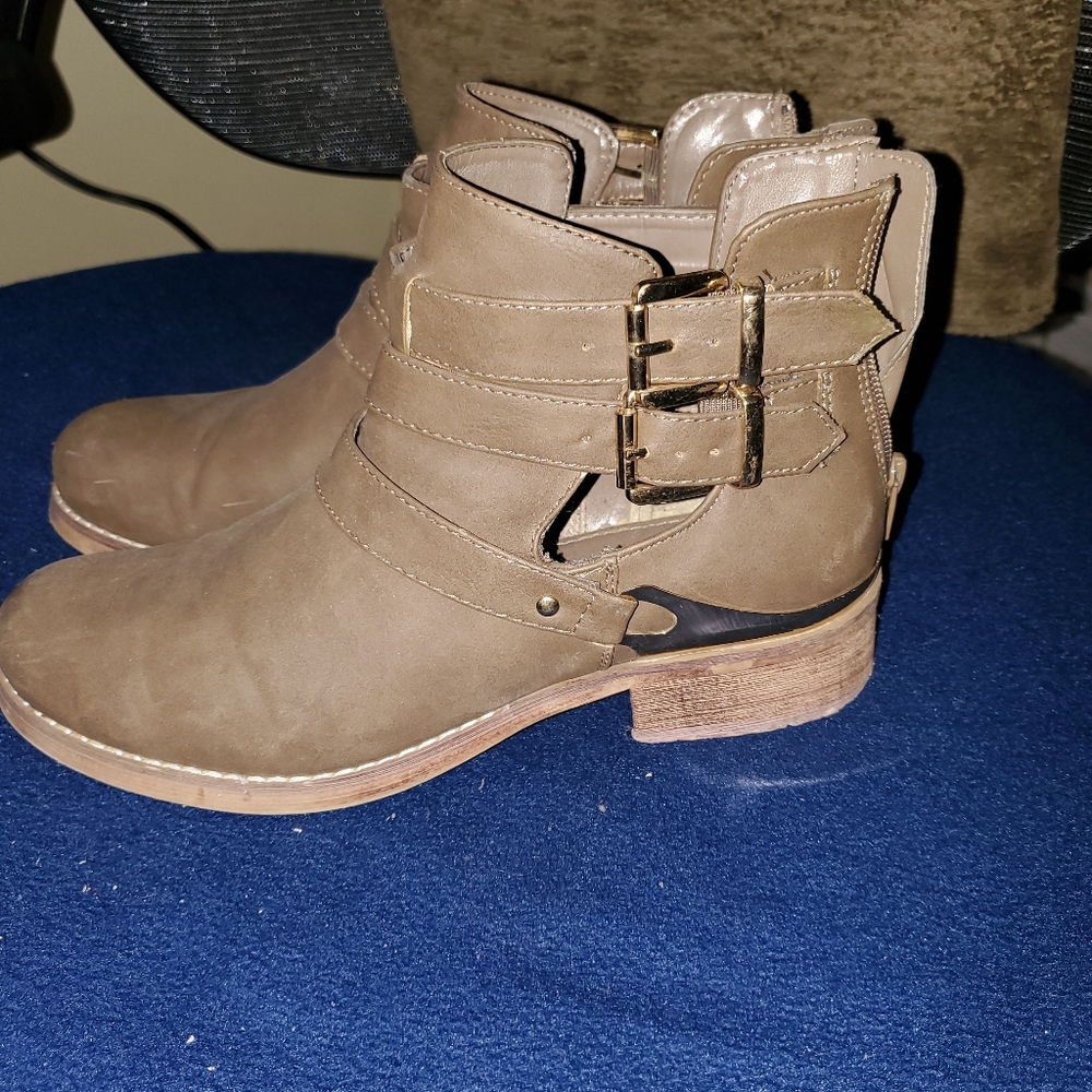 Boots - Picture 5 of 5